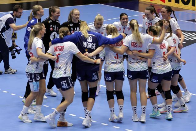 (260927) -- BUCHAREST, Sept. 27, 2026 (Xinhua) -- Norway's players celebrate after defeating Hungary during the semifinal handball match of EHF Women Euro Cup in Bucharest, Romania, Sept. 26, 2026. (Photo by Cristian Cristel/Xinhua)