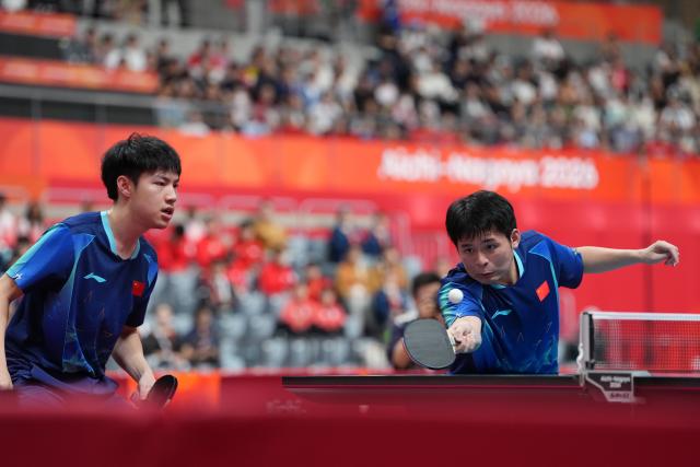 (260927) -- TOYOTA, Sept. 27, 2026 (Xinhua) -- Lin Shidong (R)/Huang Youzheng of China compete during the men's doubles final table tennis match between Lin Shidong/Huang Youzheng of China and Harimoto Tomokazu/Shinozuka Hiroto of Japan at the 20th Asian Games Aichi-Nagoya 2026 in Toyota of Aichi Prefecture, Japan, Sept. 27, 2026. (Xinhua/Cheong Kam Ka)