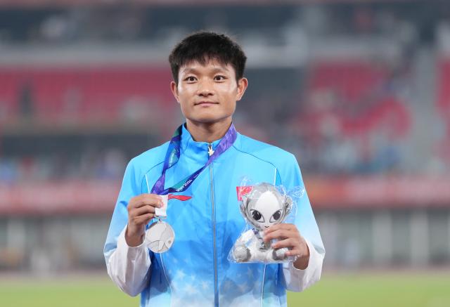 (260927) -- NAGOYA, Sept. 27, 2026 (Xinhua) -- Silver medalist Zhou Yingcheng of China poses during the awarding ceremony for the men's marathon race walk final of Athletics at the 20th Asian Games Aichi-Nagoya 2026 in Nagoya, Japan, Sept. 27, 2026. (Xinhua/Jia Yuchen)