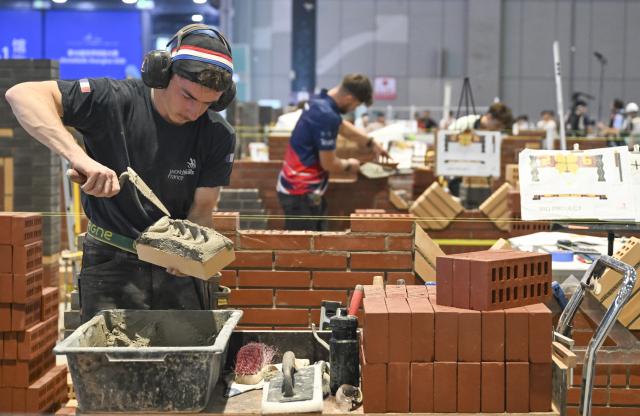 (260927) -- SHANGHAI, Sept. 27, 2026 (Xinhua) -- Competitors take part in the bricklaying competition during the 48th WorldSkills Competition in Shanghai, east China, Sept. 25, 2026. Competitors from across the world showcased their skills in the competitions of construction and building technology sector, such as bricklaying, concrete construction and cabinetmaking, at the 48th WorldSkills Competition in Shanghai. (Xinhua/Chen Haoming)
