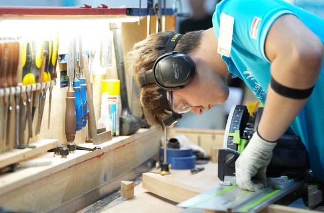 (260927) -- SHANGHAI, Sept. 27, 2026 (Xinhua) -- A competitor takes part in the joinery competition during the 48th WorldSkills Competition in Shanghai, east China, Sept. 24, 2026. Competitors from across the world showcased their skills in the competitions of construction and building technology sector, such as bricklaying, concrete construction and cabinetmaking, at the 48th WorldSkills Competition in Shanghai. (Xinhua/Ren Pengfei)