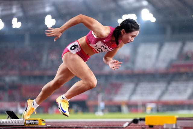 (260927) -- NAGOYA, Sept. 27, 2026 (Xinhua) -- Chen Yujie of China competes during the women's 200m final of Athletics at the 20th Asian Games Aichi-Nagoya 2026 in Nagoya, Japan, Sept. 27, 2026. (Xinhua/Luo Yuan)