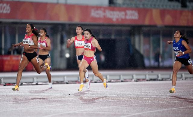 (260927) -- NAGOYA, Sept. 27, 2026 (Xinhua) -- Shanti Pereira of Singapore (1st L), Chen Yujie (2nd R) of China and other athletes compete during the women's 200m final of Athletics at the 20th Asian Games Aichi-Nagoya 2026 in Nagoya, Japan, Sept. 27, 2026. (Xinhua/Jia Yuchen)