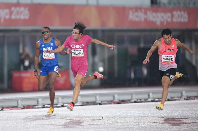(260927) -- NAGOYA, Sept. 27, 2026 (Xinhua) -- Huang Youwen (C) of China competes during the men's 200m final match of Athletics at the 20th Asian Games Aichi-Nagoya 2026 in Nagoya, Japan, Sept. 27, 2026. (Xinhua/Jia Yuchen)