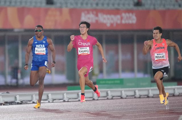 (260927) -- NAGOYA, Sept. 27, 2026 (Xinhua) -- Huang Youwen (C) of China competes during the men's 200m final match of Athletics at the 20th Asian Games Aichi-Nagoya 2026 in Nagoya, Japan, Sept. 27, 2026. (Xinhua/Jia Yuchen)