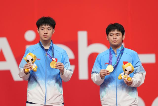 (260927) -- TOYOTA, Sept. 27, 2026 (Xinhua) -- Gold medalists Lin Shidong (R)/Huang Youzheng of China pose during the awarding ceremony for the men's doubles final table tennis match at the 20th Asian Games Aichi-Nagoya 2026 in Toyota of Aichi Prefecture, Japan, Sept. 27, 2026. (Xinhua/Wang Fei)