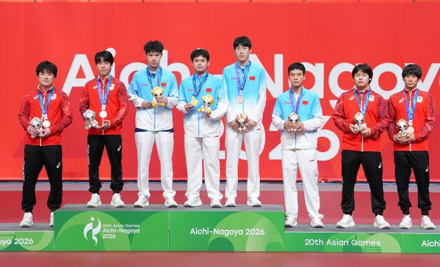 (260927) -- TOYOTA, Sept. 27, 2026 (Xinhua) -- Gold medalists Lin Shidong (4th L)/Huang Youzheng (3rd L) of China pose with silver medalists Harimoto Tomokazu (1st L)/Shinozuka Hiroto (2nd L) of Japan and bronze medalists Wen Ruibo (4th R)/Xiang Peng (3rd R) of China and Matsushima Sora/Togami Shunsuke (1st R) of Japan during the awarding ceremony for the men's doubles final table tennis match at the 20th Asian Games Aichi-Nagoya 2026 in Toyota of Aichi Prefecture, Japan, Sept. 27, 2026. (Xinhua/Cheong Kam Ka)