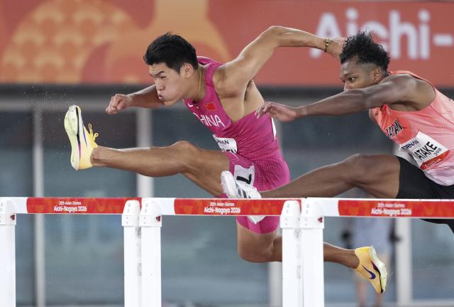 (260927) -- NAGOYA, Sept. 27, 2026 (Xinhua) -- Chen Yuanjiang (L) of China competes during the men's 110m hurdles final of Athletics at the 20th Asian Games Aichi-Nagoya 2026 in Nagoya, Japan, Sept. 27, 2026. (Xinhua/Luo Yuan)