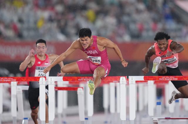 (260927) -- NAGOYA, Sept. 27, 2026 (Xinhua) -- Chen Yuanjiang (C) of China competes during the men's 110m hurdles final of Athletics at the 20th Asian Games Aichi-Nagoya 2026 in Nagoya, Japan, Sept. 27, 2026. (Xinhua/Lui Siu Wai)