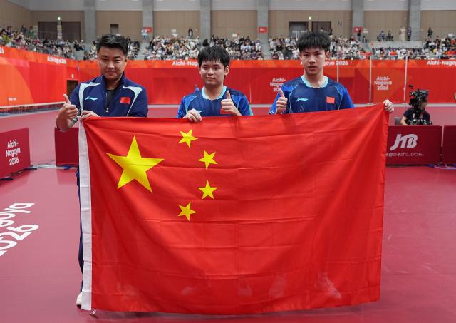 (260927) -- TOYOTA, Sept. 27, 2026 (Xinhua) -- Lin Shidong (C)/Huang Youzheng (R) and coach Wang Hao celebrate after the men's doubles final table tennis match between Lin Shidong/Huang Youzheng of China and Harimoto Tomokazu/Shinozuka Hiroto of Japan at the 20th Asian Games Aichi-Nagoya 2026 in Toyota of Aichi Prefecture, Japan, Sept. 27, 2026. (Photo by Cheong Kam Ka/Xinhua)