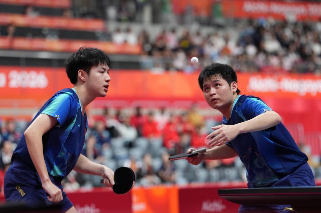 (260927) -- TOYOTA, Sept. 27, 2026 (Xinhua) -- Lin Shidong (R)/Huang Youzheng compete during the men's doubles final table tennis match between Lin Shidong/Huang Youzheng of China and Harimoto Tomokazu/Shinozuka Hiroto of Japan at the 20th Asian Games Aichi-Nagoya 2026 in Toyota of Aichi Prefecture, Japan, Sept. 27, 2026. (Photo by Cheong Kam Ka/Xinhua)
