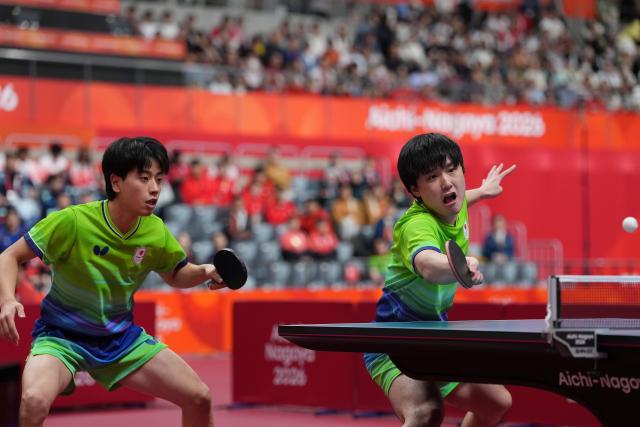 (260927) -- TOYOTA, Sept. 27, 2026 (Xinhua) -- Harimoto Tomokazu (R)/Shinozuka Hiroto compete during the men's doubles final table tennis match between Lin Shidong/Huang Youzheng of China and Harimoto Tomokazu/Shinozuka Hiroto of Japan at the 20th Asian Games Aichi-Nagoya 2026 in Toyota of Aichi Prefecture, Japan, Sept. 27, 2026. (Photo by Cheong Kam Ka/Xinhua)