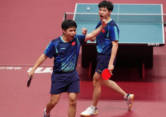 (260927) -- TOYOTA, Sept. 27, 2026 (Xinhua) -- Lin Shidong (L)/Huang Youzheng celebrate during the men's doubles final table tennis match between Lin Shidong/Huang Youzheng of China and Harimoto Tomokazu/Shinozuka Hiroto of Japan at the 20th Asian Games Aichi-Nagoya 2026 in Toyota of Aichi Prefecture, Japan, Sept. 27, 2026. (Xinhua/Wang Fei)