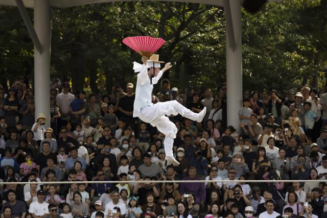 (260927) -- SEOUL, Sept. 27, 2026 (Xinhua) -- A performer gives a tightrope walking performance during the Chuseok holiday at Namsan Hanok Village in Seoul, South Korea, Sept. 27, 2026. (Photo by Jun Hyosang/Xinhua)