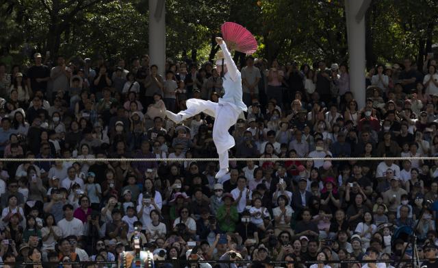 (260927) -- SEOUL, Sept. 27, 2026 (Xinhua) -- A performer gives a tightrope walking performance during the Chuseok holiday at Namsan Hanok Village in Seoul, South Korea, Sept. 27, 2026. (Photo by Jun Hyosang/Xinhua)