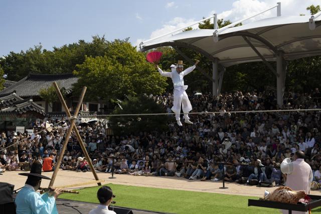 (260927) -- SEOUL, Sept. 27, 2026 (Xinhua) -- A performer gives a tightrope walking performance during the Chuseok holiday at Namsan Hanok Village in Seoul, South Korea, Sept. 27, 2026. (Photo by Jun Hyosang/Xinhua)