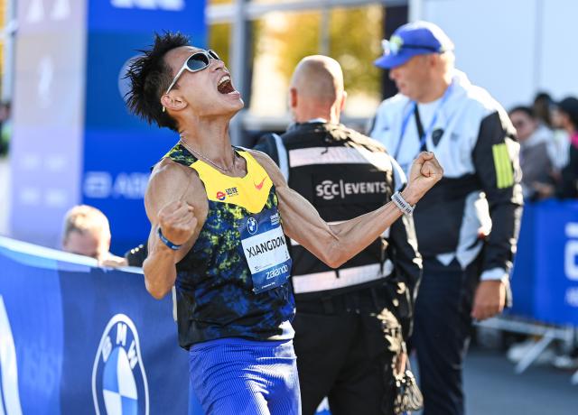 (260927) -- BERLIN, Sept. 27, 2026 (Xinhua) -- Wu Xiangdong of China celebrates after crossing the finish line during the Berlin Marathon 2026 in Berlin, capital of Germany, Sept. 27, 2026. (Xinhua/Zhang Haofu)