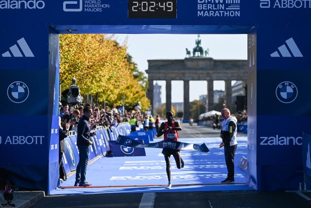 (260927) -- BERLIN, Sept. 27, 2026 (Xinhua) -- Guye Adola of Ethiopia crosses the finish line during the Berlin Marathon 2026 in Berlin, capital of Germany, Sept. 27, 2026. (Xinhua/Zhang Haofu)