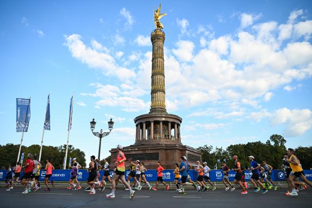 (260927) -- BERLIN, Sept. 27, 2026 (Xinhua) -- Participants compete during the Berlin Marathon 2026 in Berlin, capital of Germany, Sept. 27, 2026. (Xinhua/Zhang Haofu)