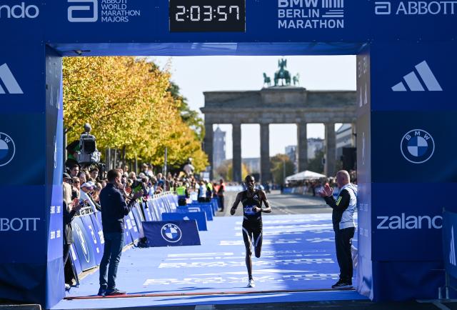 (260927) -- BERLIN, Sept. 27, 2026 (Xinhua) -- Gabriel Gerald Geay of Tanzania runs to the finish line during the Berlin Marathon 2026 in Berlin, capital of Germany, Sept. 27, 2026. (Xinhua/Zhang Haofu)