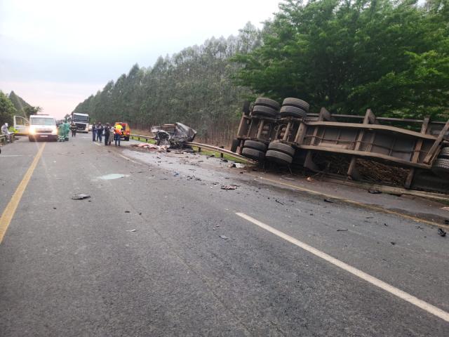 (260927) -- KWAZULU-NATAL, Sept. 27, 2026 (Xinhua) -- This photo taken on Sept. 27, 2026 shows the scene of a minibus-truck collision in the Inkosi Mtubatuba Municipality, KwaZulu-Natal Province, South Africa. Eleven people were killed and eight others critically injured in a head-on collision between a minibus taxi and a truck in South Africa's KwaZulu-Natal Province, local media reported on Sunday. (KwaZulu-Natal Department of Transport/Handout via Xinhua)