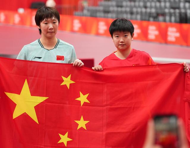 (260927) -- TOYOTA, Sept. 27, 2026 (Xinhua) -- Wang Manyu (L) and Sun Yingsha pose after the women's singles final table tennis match between Sun Yingsha of China and Wang Manyu of China at the 20th Asian Games Aichi-Nagoya 2026 in Toyota of Aichi Prefecture, Japan, Sept. 27, 2026. (Xinhua/Wang Fei)