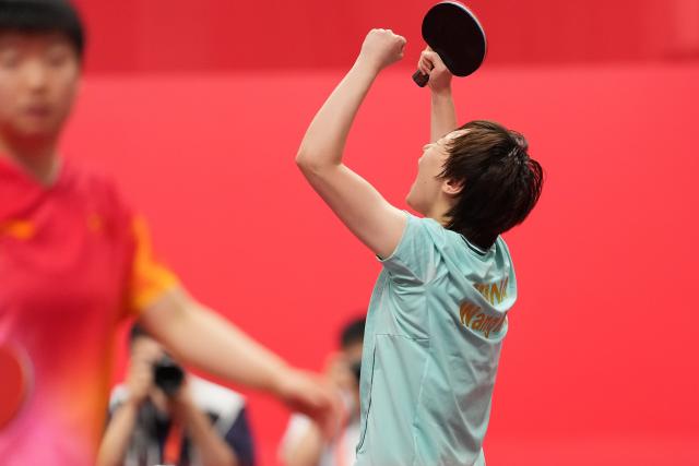 (260927) -- TOYOTA, Sept. 27, 2026 (Xinhua) -- Wang Manyu celebrates after winning the women's singles final table tennis match between Sun Yingsha of China and Wang Manyu of China at the 20th Asian Games Aichi-Nagoya 2026 in Toyota of Aichi Prefecture, Japan, Sept. 27, 2026. (Xinhua/Wang Fei)