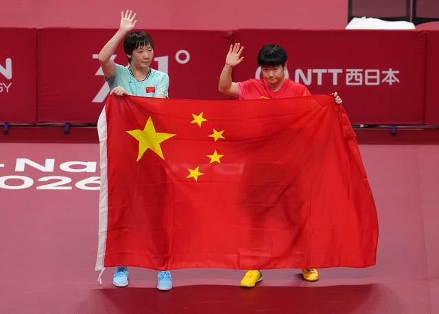 (260927) -- TOYOTA, Sept. 27, 2026 (Xinhua) -- Wang Manyu (L) and Sun Yingsha pose after the women's singles final table tennis match between Sun Yingsha of China and Wang Manyu of China at the 20th Asian Games Aichi-Nagoya 2026 in Toyota of Aichi Prefecture, Japan, Sept. 27, 2026. (Xinhua/Cheong Kam Ka)