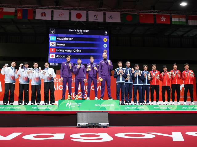 (260927) -- TOKONAME, Sept. 27, 2026 (Xinhua) -- Gold medalists team Kazakhstan (2nd L), silver medalists team South Korea (1st L) and bronze medalists team Hong Kong of China (2nd R) and team Japan pose during the awarding ceremony for the men's epee team of fencing at the 20th Asian Games Aichi-Nagoya 2026 in Tokoname of Aichi Prefecture, Japan, Sept. 27, 2026. (Xinhua/Yao Qilin)