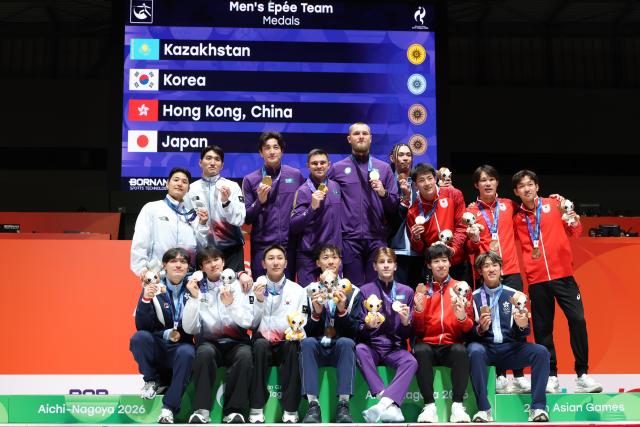 (260927) -- TOKONAME, Sept. 27, 2026 (Xinhua) -- Gold medalists team Kazakhstan, silver medalists team South Korea and bronze medalists team Hong Kong of China and team Japan pose during the awarding ceremony for the men's epee team of fencing at the 20th Asian Games Aichi-Nagoya 2026 in Tokoname of Aichi Prefecture, Japan, Sept. 27, 2026. (Xinhua/Yao Qilin)