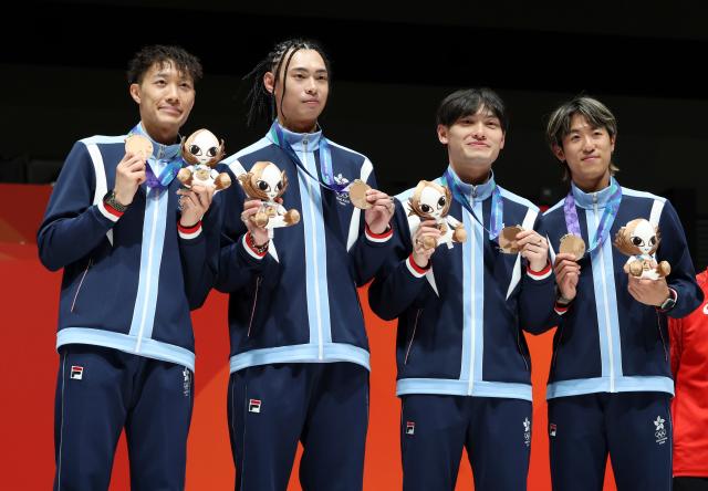 (260927) -- TOKONAME, Sept. 27, 2026 (Xinhua) -- Bronze medalists team Hong Kong of China pose during the awarding ceremony for the men's epee team of fencing at the 20th Asian Games Aichi-Nagoya 2026 in Tokoname of Aichi Prefecture, Japan, Sept. 27, 2026. (Xinhua/Yao Qilin)