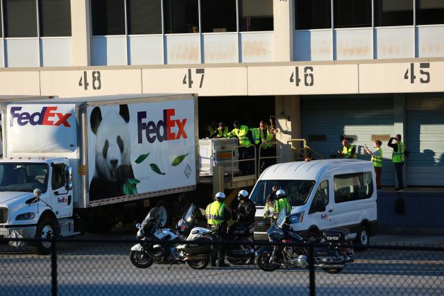 (260927) -- ATLANTA, Sept. 27, 2026 (Xinhua) -- This photo taken on Sept. 27, 2026 shows giant pandas Ping Ping and Fu Shuang being loaded onto FedEx trucks at Hartsfield-Jackson Atlanta International Airport, in Atlanta, the United States. A chartered FedEx cargo plane carrying a pair of Chinese giant pandas, Ping Ping and Fu Shuang, landed in Atlanta in the southeastern United States on Sunday morning.
  The two giant pandas are expected to stay at Zoo Atlanta for 10 years, according to an agreement between Zoo Atlanta and the China Wildlife Conservation Association. (Xinhua/Liu Yanan)