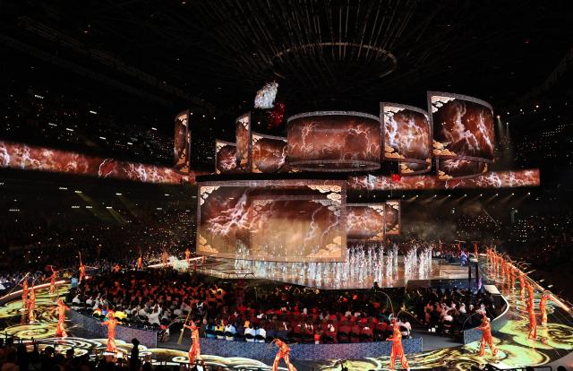 (260927) -- SHANGHAI, Sept. 27, 2026 (Xinhua) -- This photo taken on Sept. 27, 2026 shows a performance staged during the closing ceremony of the 48th WorldSkills Competition in Shanghai, east China. The 48th WorldSkills Competition closed here on Sunday. (Xinhua/Fang Zhe)