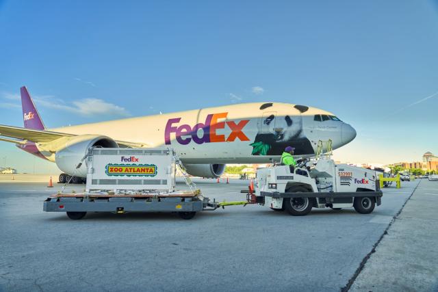 (260927) -- ATLANTA, Sept. 27, 2026 (Xinhua) -- A chartered FedEx cargo plane carrying a pair of Chinese giant pandas, Ping Ping and Fu Shuang, lands at Hartsfield-Jackson Atlanta International Airport, in Atlanta, the United States, Sept. 27, 2026 The two giant pandas are expected to stay at Zoo Atlanta for 10 years, according to an agreement between Zoo Atlanta and the China Wildlife Conservation Association. (Zoo Atlanta/Handout via Xinhua)