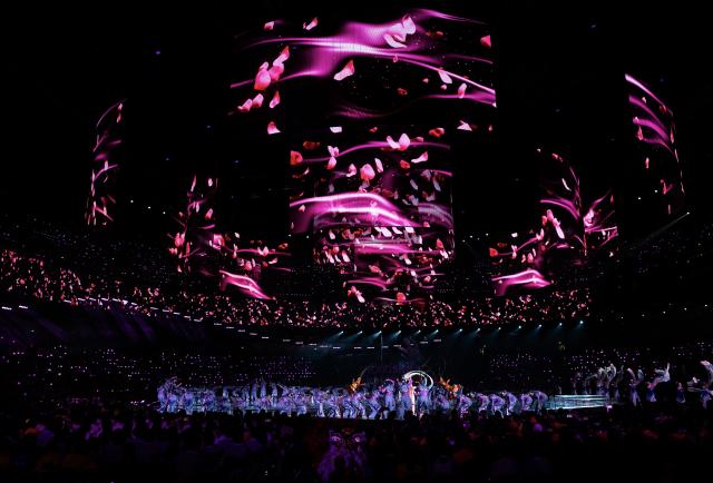 (260927) -- SHANGHAI, Sept. 27, 2026 (Xinhua) -- This photo taken on Sept. 27, 2026 shows a performance staged during the closing ceremony of the 48th WorldSkills Competition in Shanghai, east China. The 48th WorldSkills Competition closed here on Sunday. (Xinhua/Zhang Xiaoyu)