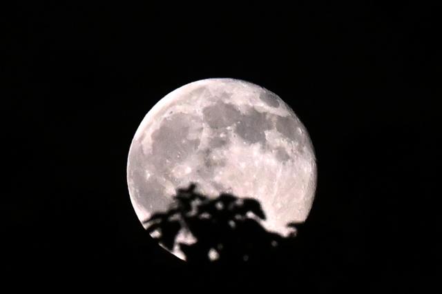 (260927) -- ISLAMABAD, Sept. 27, 2026 (Xinhua) -- A moon is seen over Islamabad, capital of Pakistan, Sept. 27, 2026. (Xinhua/Ahmad Kamal)