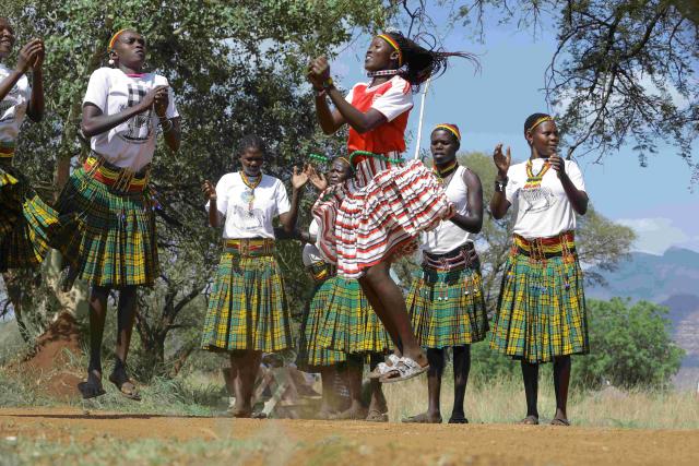 (260927) -- KAMPALA, Sept. 27, 2026 (Xinhua) -- Local performance group entertains tourists at Pian Upe Game Reserve in northeastern Uganda during the Open Park Days event on Sept. 25, 2026. Uganda is positioning digital innovation and artificial intelligence (AI) as drivers of tourism growth, President Yoweri Museveni said Sunday as the country marked World Tourism Day.TO GO WITH "Uganda turns to digital innovation, AI to drive tourism growth" (Uganda Wildlife Authority/Handout via Xinhua)