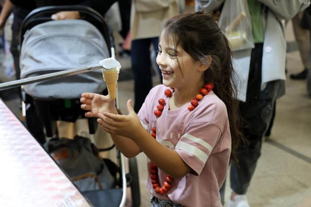 (260927) -- ANKARA, Sept. 27, 2026 (Xinhua) -- A girl visits the Ice Cream and Dessert Festival in Ankara, Türkiye, Sept. 27, 2026. (Mustafa Kaya/Handout via Xinhua)