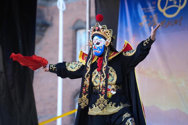 (260927) -- COPENHAGEN, Sept. 27, 2026 (Xinhua) -- A performer presents face-changing during the first Copenhagen China Festival at Copenhagen City Hall Square in Copenhagen, Denmark, Sept. 27, 2026. Drums, lion dances, opera movements and the aroma of Chinese food filled Copenhagen's City Hall Square on Sunday as the first Copenhagen China Festival was held in celebration of the Mid-Autumn Festival.TO GO WITH "First Copenhagen China Festival brings Mid-Autumn charm to Danish capital" (Photo by Liu Zhichao/Xinhua)
