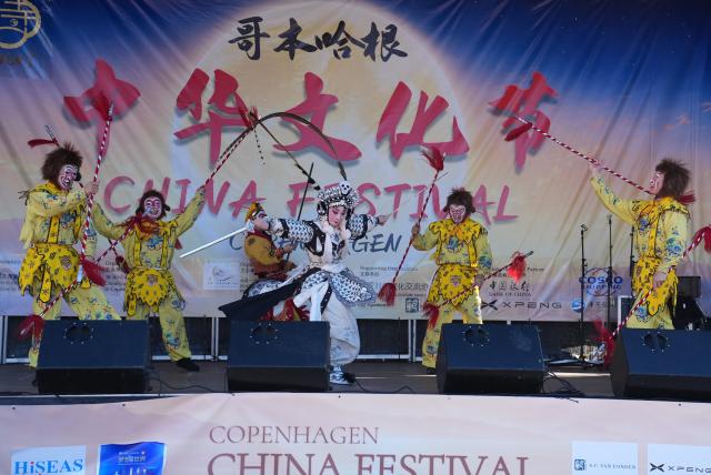 (260927) -- COPENHAGEN, Sept. 27, 2026 (Xinhua) -- Performers perform Wu Opera during the first Copenhagen China Festival at Copenhagen City Hall Square in Copenhagen, Denmark, Sept. 27, 2026. Drums, lion dances, opera movements and the aroma of Chinese food filled Copenhagen's City Hall Square on Sunday as the first Copenhagen China Festival was held in celebration of the Mid-Autumn Festival.TO GO WITH "First Copenhagen China Festival brings Mid-Autumn charm to Danish capital" (Photo by Liu Zhichao/Xinhua)