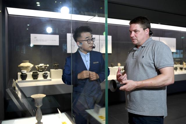 (260928) -- RIZHAO, Sept. 28, 2026 (Xinhua) -- Ryan Norman (R) visits Rizhao Museum in Rizhao, east China's Shandong Province, Sept. 24, 2026.
  Ryan Norman, from the U.S. state of California, has lived in Rizhao for 20 years. He married a Chinese woman and regards Rizhao as his second home. For more than three years, he has been sharing daily life in the city through short videos. His videos have attracted more than 5 million followers across social media platforms, earning him the nickname "Lei Ge," or "Brother Lei," among Chinese netizens.
  Beyond his work on social media, Norman runs several businesses, including a cafe and a chicken restaurant. He is also a fan of both Sichuan and Shandong cuisines and especially loves spicy food, joking that he has developed a "Chinese stomach."
  For Norman, the opportunities brought by China's development and the warmth he finds in everyday life are key reasons he has chosen to stay. He hopes to use his videos and personal experience to help foster greater understanding and friendship between people in China and the United States.
  In Norman's view, the Chinese market is a large platform, and the rapid development of China's economy has brought tremendous opportunities to merchants and enterprises all over the world. (Xinhua/Guo Xulei)