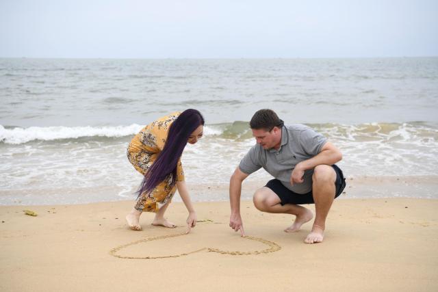 (260928) -- RIZHAO, Sept. 28, 2026 (Xinhua) -- Ryan Norman and his wife Zhang Lei enjoy leisure time at a beach in Rizhao, east China's Shandong Province, Sept. 24, 2026.
  Ryan Norman, from the U.S. state of California, has lived in Rizhao for 20 years. He married a Chinese woman and regards Rizhao as his second home. For more than three years, he has been sharing daily life in the city through short videos. His videos have attracted more than 5 million followers across social media platforms, earning him the nickname "Lei Ge," or "Brother Lei," among Chinese netizens.
  Beyond his work on social media, Norman runs several businesses, including a cafe and a chicken restaurant. He is also a fan of both Sichuan and Shandong cuisines and especially loves spicy food, joking that he has developed a "Chinese stomach."
  For Norman, the opportunities brought by China's development and the warmth he finds in everyday life are key reasons he has chosen to stay. He hopes to use his videos and personal experience to help foster greater understanding and friendship between people in China and the United States.
  In Norman's view, the Chinese market is a large platform, and the rapid development of China's economy has brought tremendous opportunities to merchants and enterprises all over the world. (Xinhua/Guo Xulei)