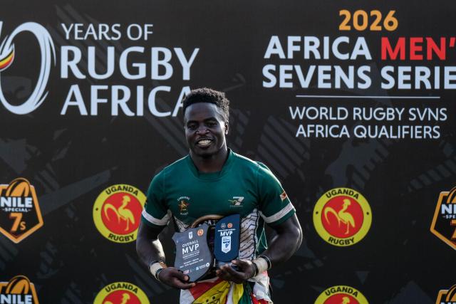 (260928) -- KAMPALA, Sept. 28, 2026 (Xinhua) -- Ryan Musumhi of Zimbabwe poses with the overall Most Valuable Player prize after his team winning the 2026 Rugby Africa Men's Sevens Series final match between Uganda and Zimbabwe in Kampala, Uganda, on Sept. 27, 2026. (Photo by Hajarah Nalwadda/Xinhua)