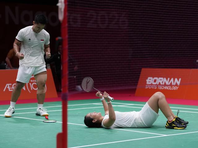 (260928) -- ICHINOMIYA, Sept. 28, 2026 (Xinhua) -- Amri Syahnawi (L)/Nita Violina Marwah of Indonesia celebrate after the mixed doubles semifinals of badminton against Feng Yanzhe/Huang Dongping of China at the 20th Asian Games Aichi-Nagoya 2026 in Ichinomiya of Aichi Prefecture, Japan, Sept. 28, 2026. (Xinhua/Li Bo)