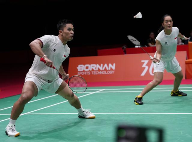 (260928) -- ICHINOMIYA, Sept. 28, 2026 (Xinhua) -- Amri Syahnawi (L)/Nita Violina Marwah of Indonesia compete during the mixed doubles semifinals of badminton against Feng Yanzhe/Huang Dongping of China at the 20th Asian Games Aichi-Nagoya 2026 in Ichinomiya of Aichi Prefecture, Japan, Sept. 28, 2026. (Xinhua/Li Bo)