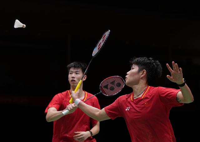 (260928) -- ICHINOMIYA, Sept. 28, 2026 (Xinhua) -- Feng Yanzhe/Huang Dongping (R) of China compete during the mixed doubles semifinals of badminton against Amri Syahnawi/Nita Violina Marwah of Indonesia at the 20th Asian Games Aichi-Nagoya 2026 in Ichinomiya of Aichi Prefecture, Japan, Sept. 28, 2026. (Xinhua/Li Bo)