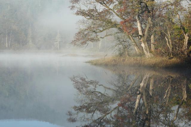 (260928) -- HARBIN, Sept. 28, 2026 (Xinhua) -- This photo taken on Sept. 27, 2026 shows the autumn scenery of Jingpo Lake scenic area in Mudanjiang City, northeast China's Heilongjiang Province. In autumn, Heilongjiang Province is filled with vibrant colors. Mountains, forests and waters form a picturesque landscape, showcasing the beauty of autumn in northeastern China. (Photo by Wang Zhe/Xinhua)