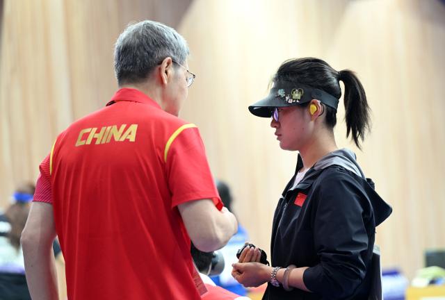 (260928) -- TOYOTA, Sept. 28, 2026 (Xinhua) -- Shang Kaiyan (R) of team China talks with her coach during the 25m pistol women team final of shooting at the 20th Asian Games Aichi-Nagoya 2026 in Toyota of Aichi Prefecture, Japan, Sept. 28, 2026. (Xinhua/Liu Lei)