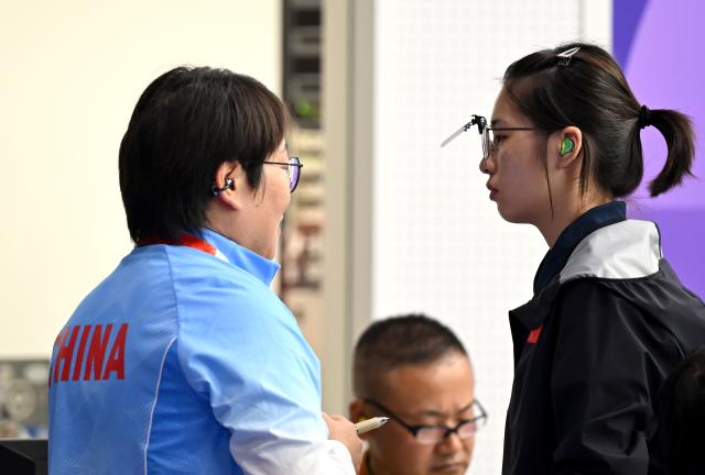 (260928) -- TOYOTA, Sept. 28, 2026 (Xinhua) -- Yao Qianxun (R) of team China talks with her coach during the 25m pistol women team final of shooting at the 20th Asian Games Aichi-Nagoya 2026 in Toyota of Aichi Prefecture, Japan, Sept. 28, 2026. (Xinhua/Liu Lei)