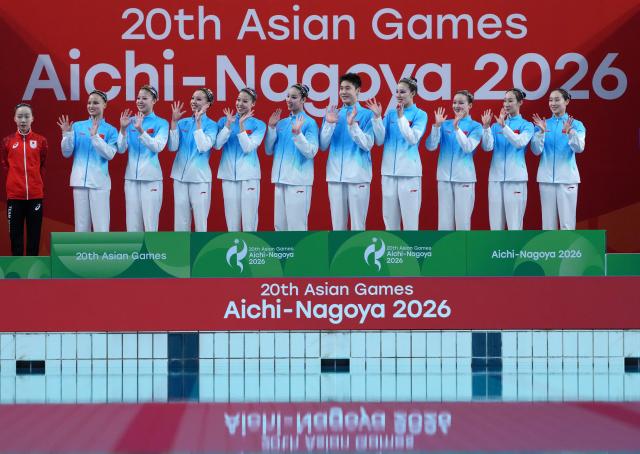 (260928) -- SHIZUOKA, Sept. 28, 2026 (Xinhua) -- Team China greet the spectators during the victory ceremony for the mixed team of artistic swimming at the 20th Asian Games Aichi-Nagoya 2026 in Hamamatsu of Shizuoka Prefecture, Japan, Sept. 28, 2026. (Xinhua/Cen Yunpeng)